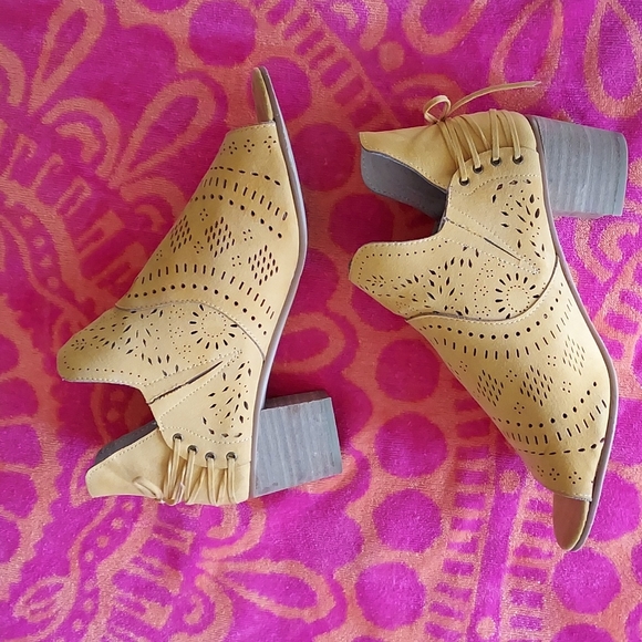 Very G Shoes - Womens cute heels  Sz.9